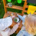2Kids Toys Drevená záhradná kuchynka s drezom