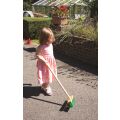 Bigjigs Toys Záhradná metlička s dlhou násadou zelená