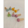 Bigjigs Toys Pracovný stôl so zatĺkačkou - II. trieda