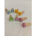 Bigjigs Toys Pracovný stôl so zatĺkačkou - II. trieda