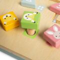 Bigjigs Toys Pracovný stôl so zatĺkačkou - II. trieda