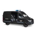 Bruder MB Sprinter s policajtom ťažkoodencom