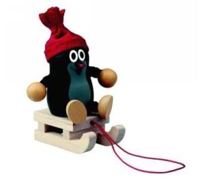 Detoa Krtko na sánkach s čiapkou